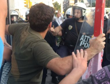 Θεσσαλονίκη: Επεισόδια έξω από την ΕΡΤ3 λόγω αναγόρευσης του Ζ.-Κ. Γιούνκερ σε επίτιμο διδάκτορα του ΑΠΘ (βίντεο)